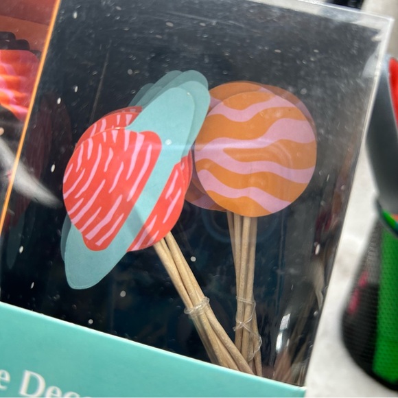 Design Cupcake Decoration 2 kits outer space 48 cupcake liners & 48 party picks - Picture 8 of 8